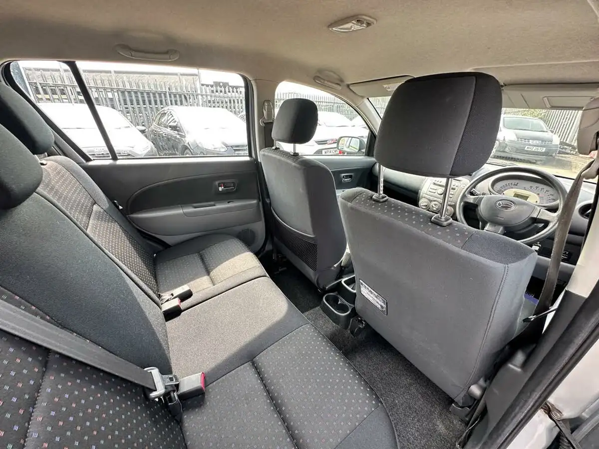 2009-daihatsu-sirion-13-se-big-24