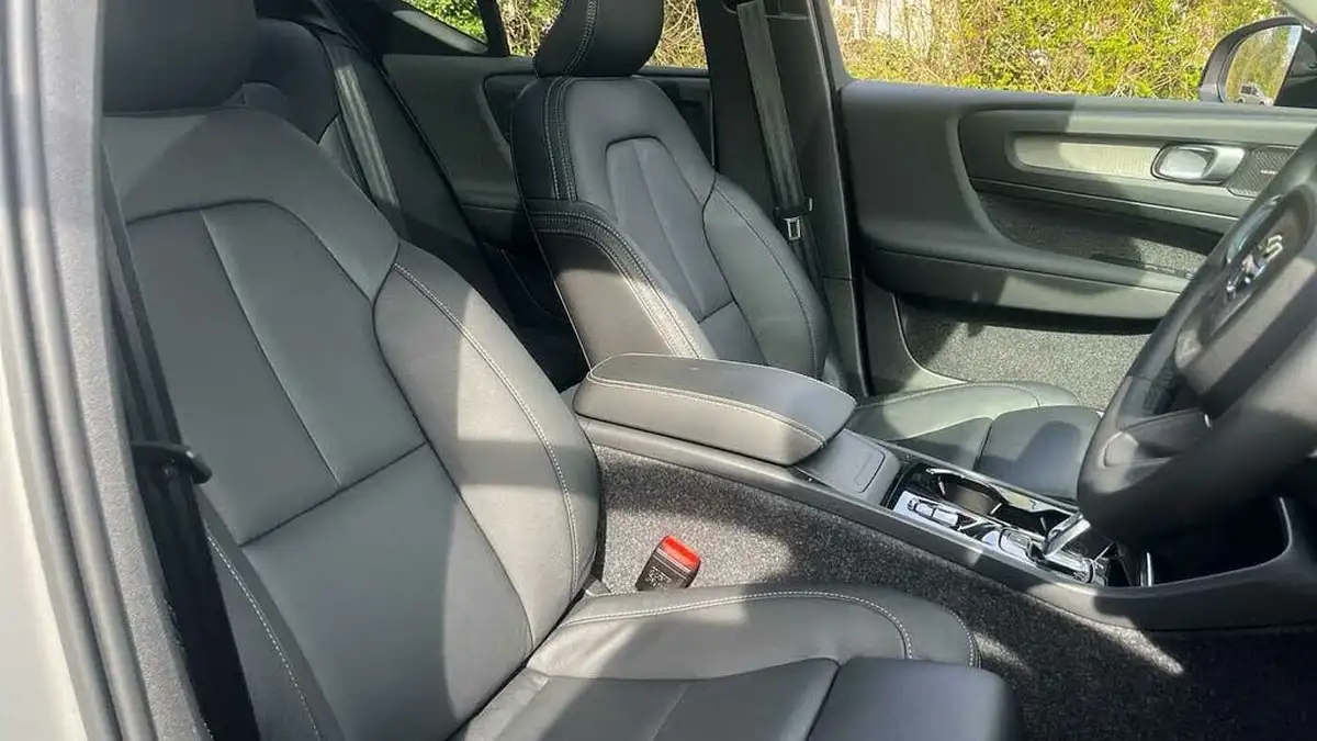 2024-volvo-xc40-20-b4-ultra-bright-big-8