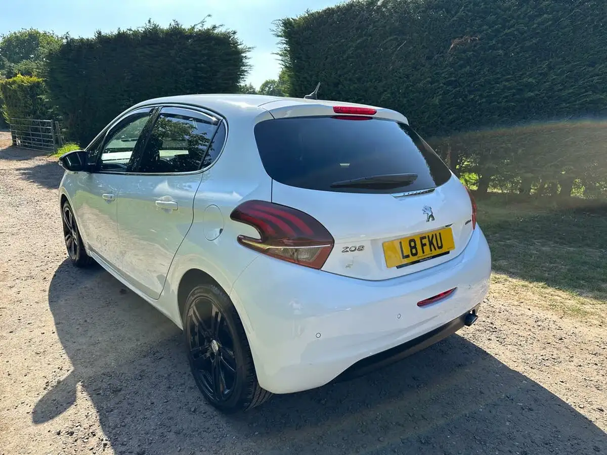 2017-peugeot-208-12-puretech-gt-line-5d-eat6-big-10