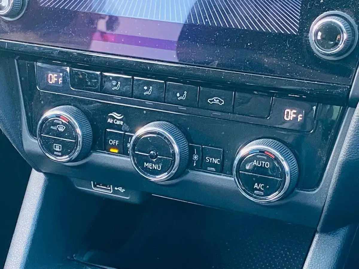 2018-skoda-octavia-16tdi-se-l-scr-estate-big-17
