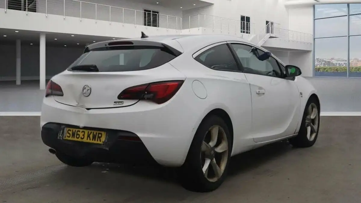 2013-vauxhall-astra-gtc-20td-sri-big-7