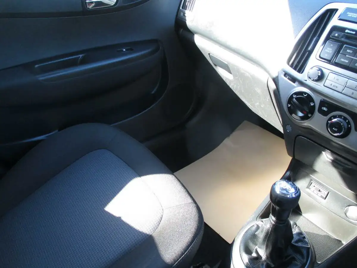 2014-hyundai-i20-12-active-5d-big-32