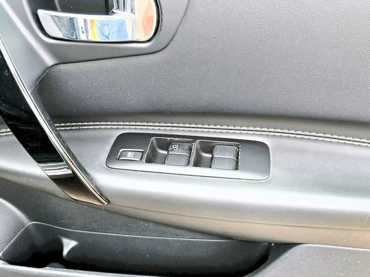 2013-nissan-qashqai-15td-360-big-27