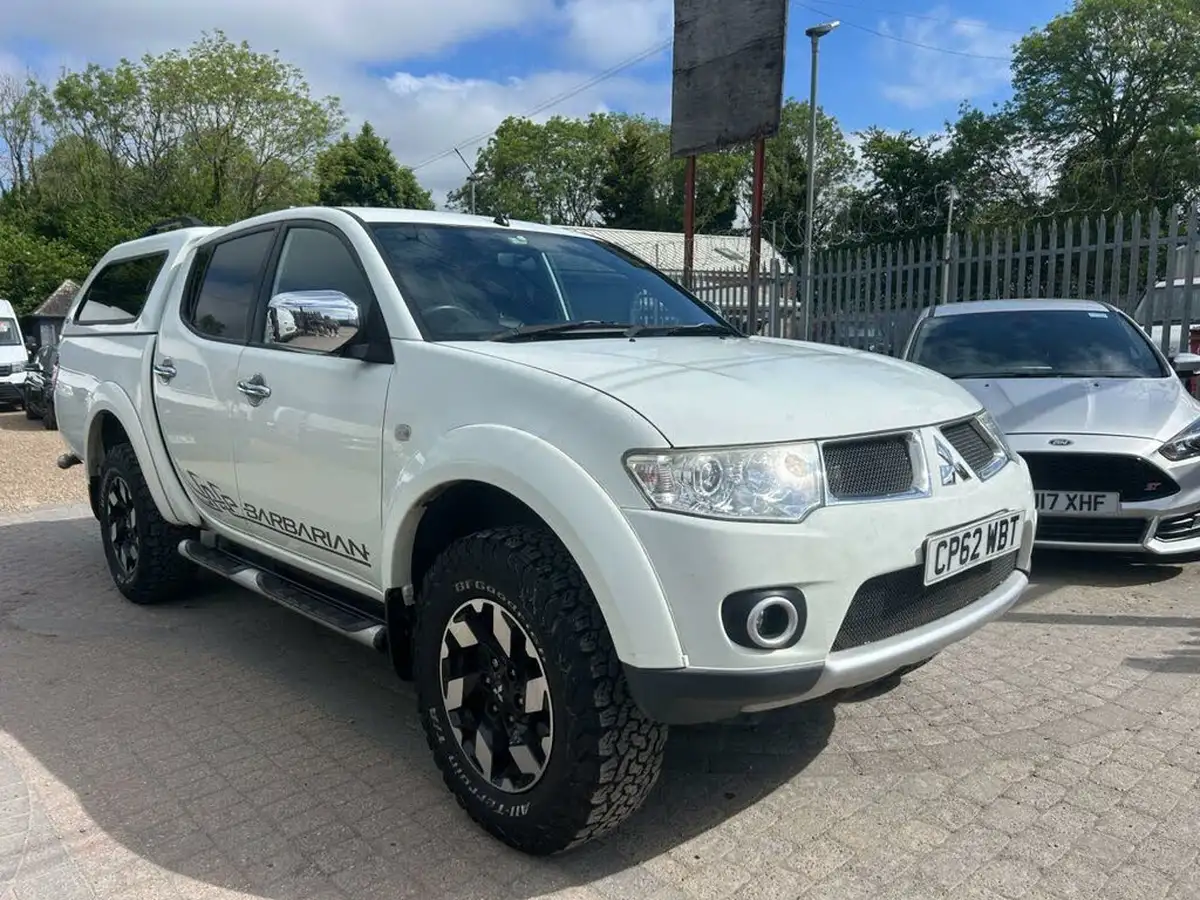 2013-mitsubishi-l200-25td-barbarian-auto-big-23