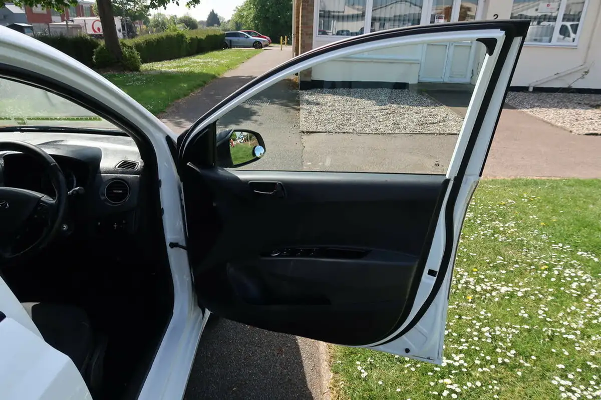 2018-hyundai-i10-10-go-se-66ps-big-20