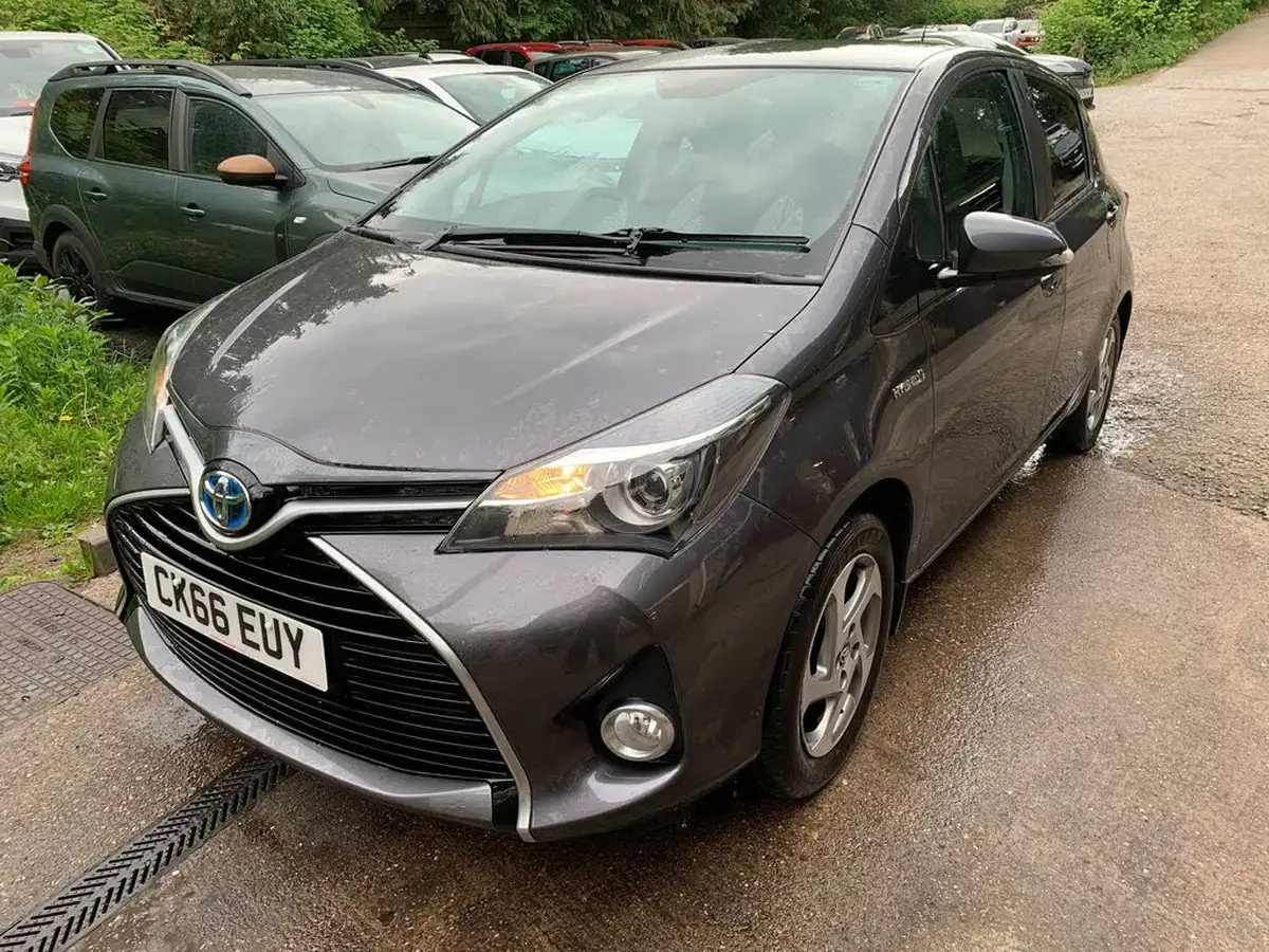 2016-toyota-yaris-15-vvt-i-icon-hybrid-big-0