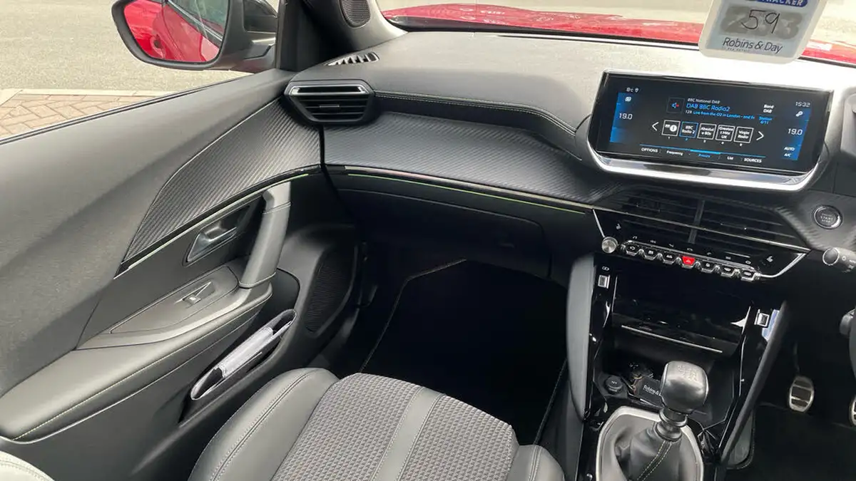 2022-peugeot-2008-suv-12-puretech-gt-big-11