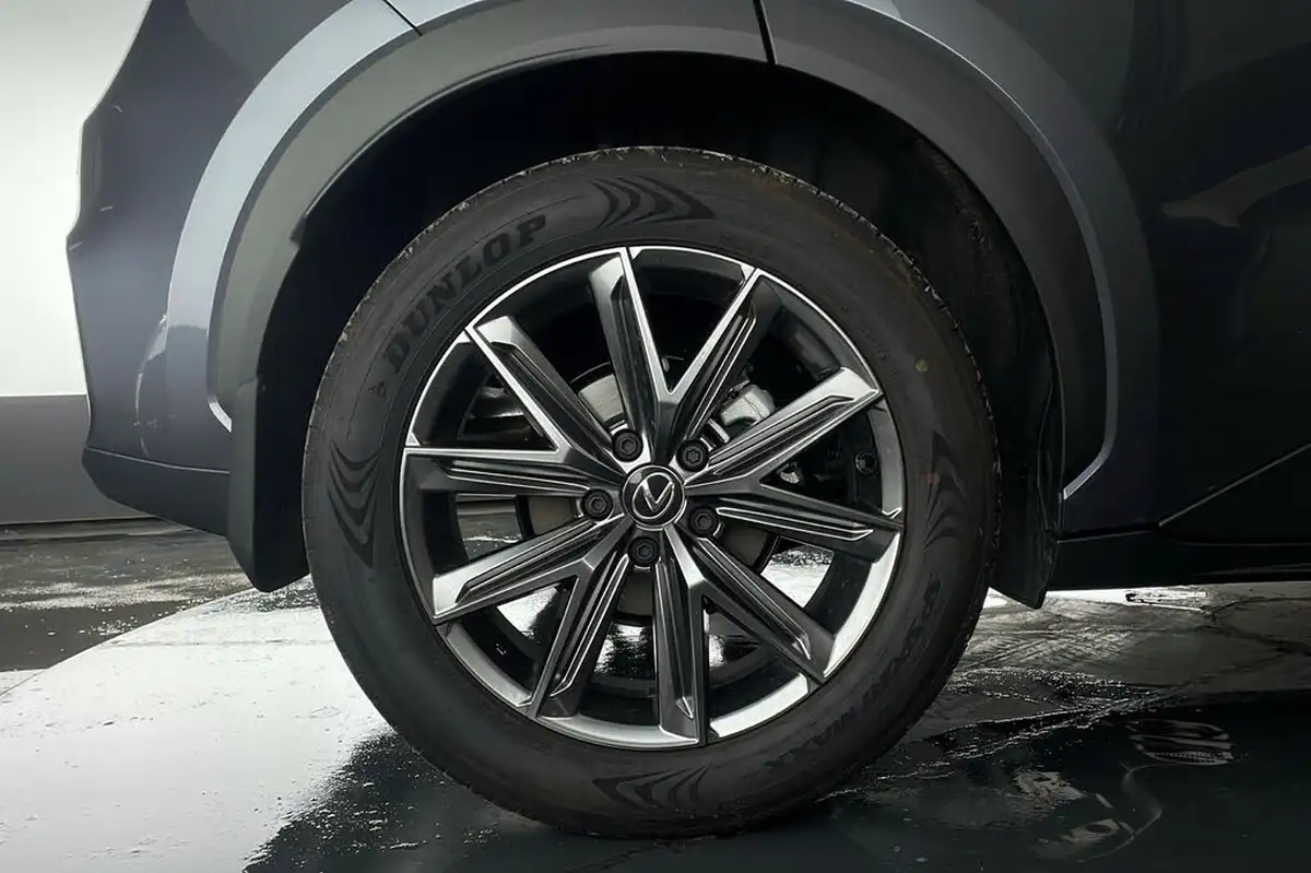 2025-lexus-lbx-15-premium-plus-big-6
