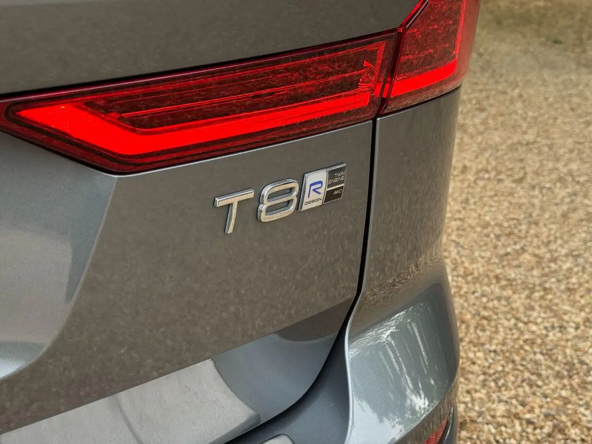 2019-volvo-xc60-20-t8-r-design-big-22