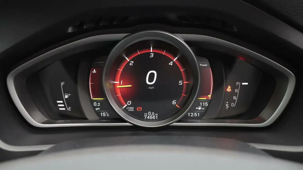 2019-volvo-v40-20td-d3-r-design-nav-plus-geartronic-big-10