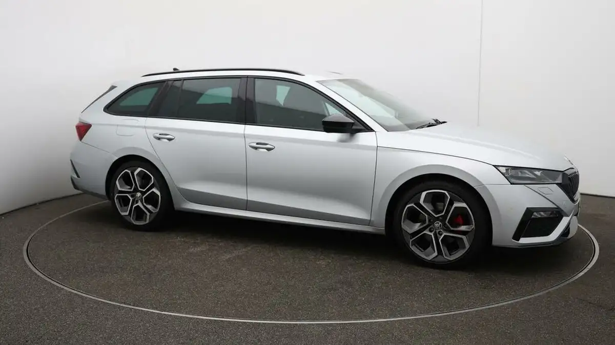 2021-skoda-octavia-20tdi-vrs-estate-big-46