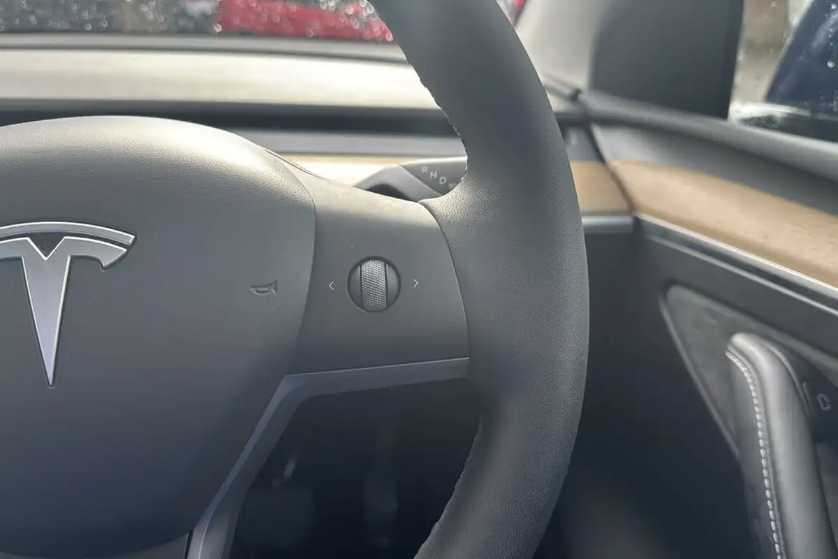2022-tesla-model-y-e-long-range-big-17