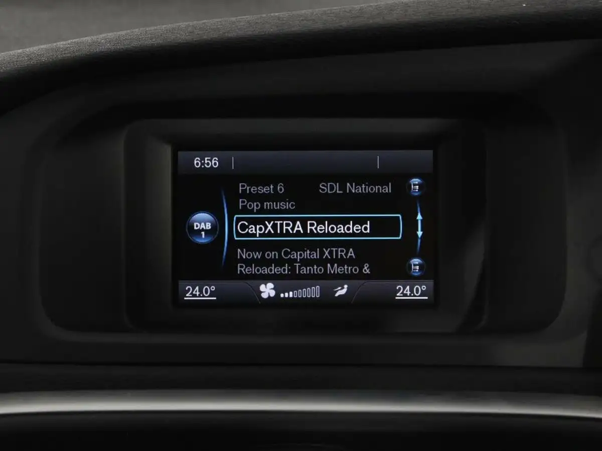 2015-volvo-v40-16td-d2-cross-country-lux-powershift-big-13