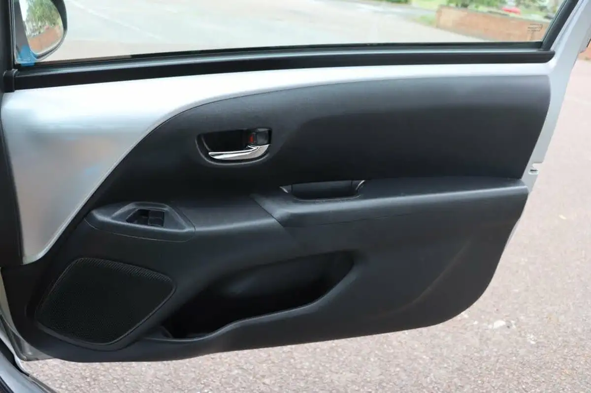 2014-citroen-c1-12-puretech-flair-3d-big-21