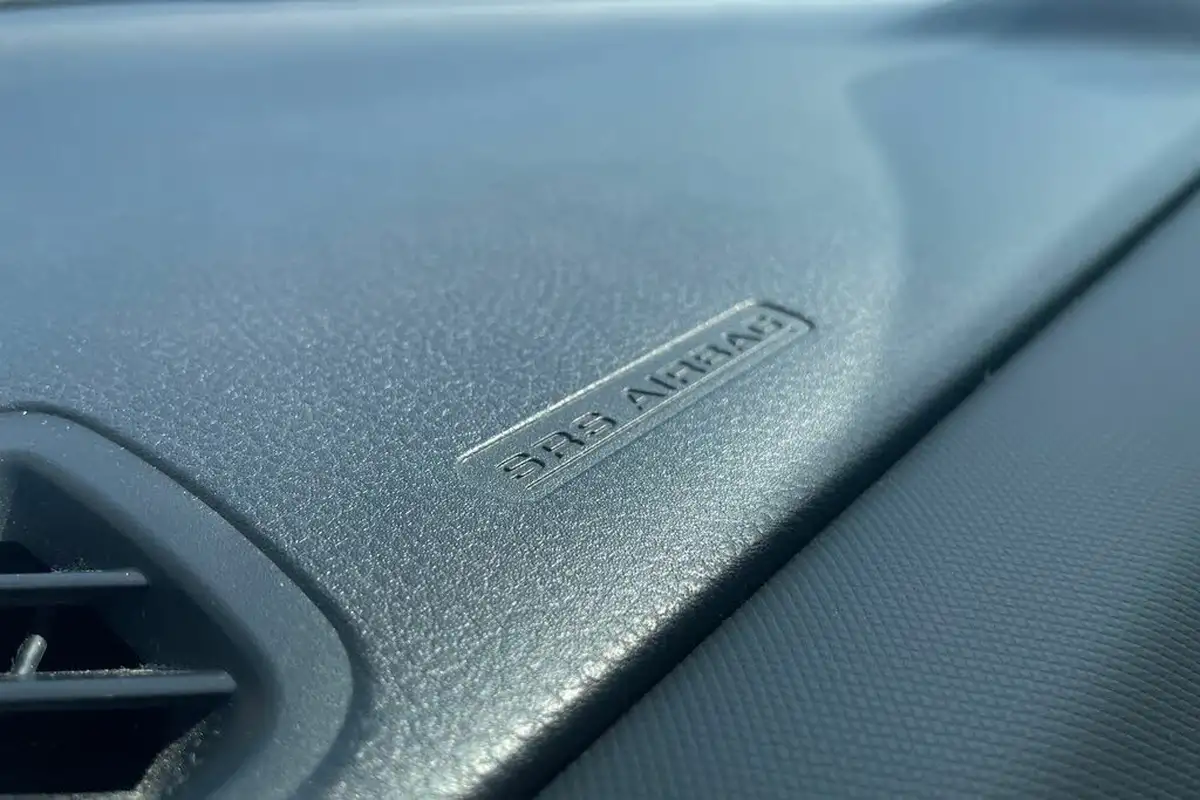 2016-toyota-yaris-133-design-bi-tone-big-34