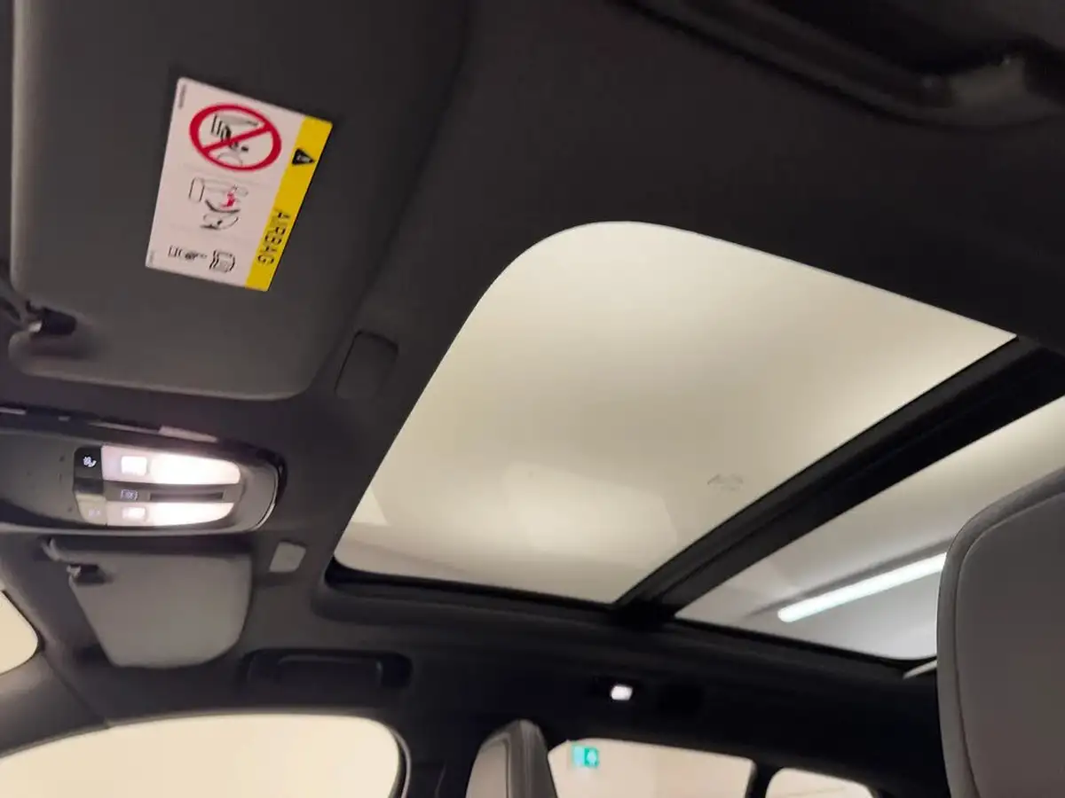 2021-volvo-xc40-e-p8-first-edition-big-11
