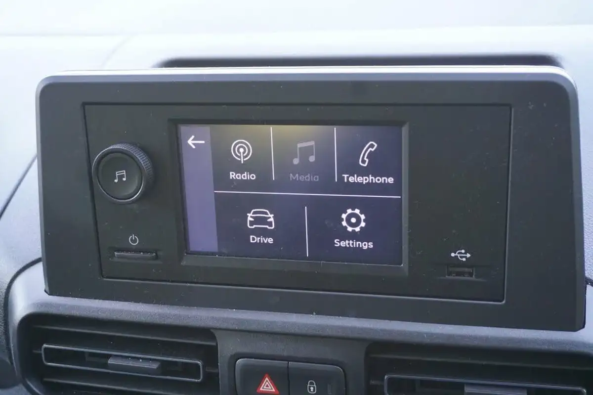 2024-toyota-proace-city-verso-e-shuttle-medium-big-22