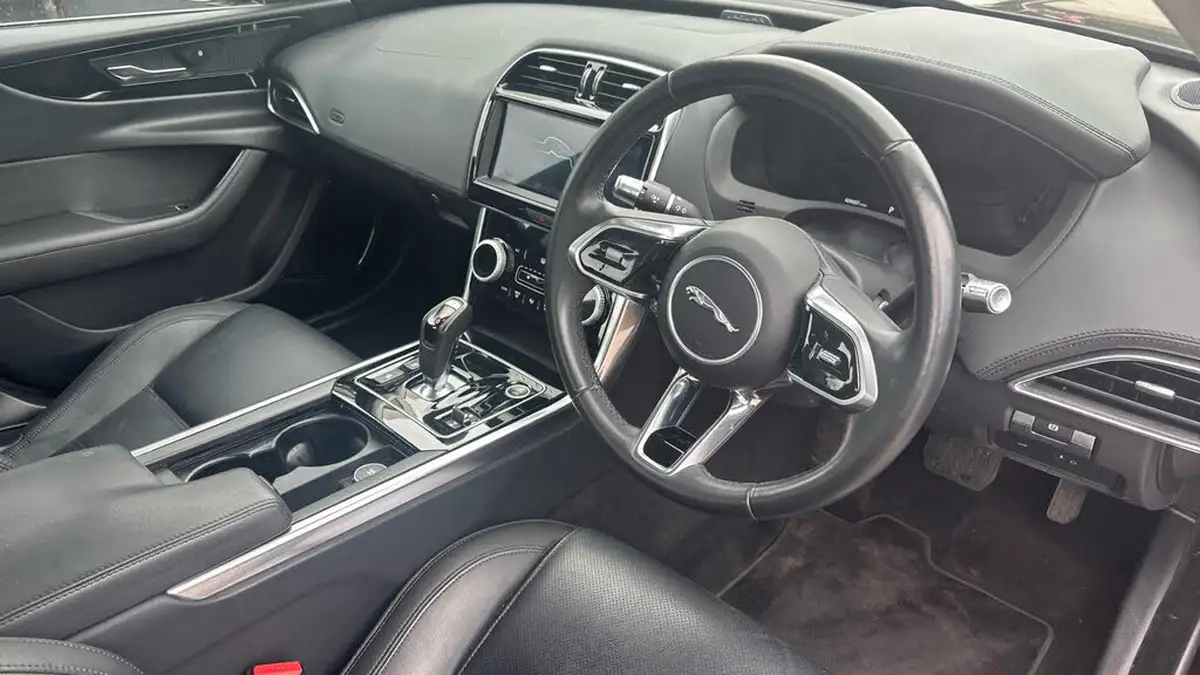 2020-jaguar-xe-20d-se-big-21