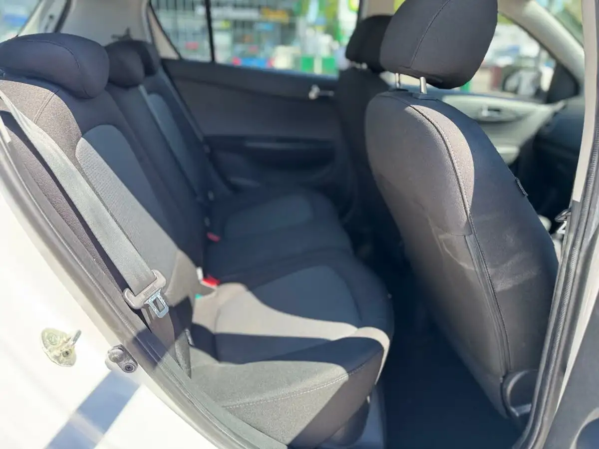 2014-hyundai-i20-12-active-5d-big-38