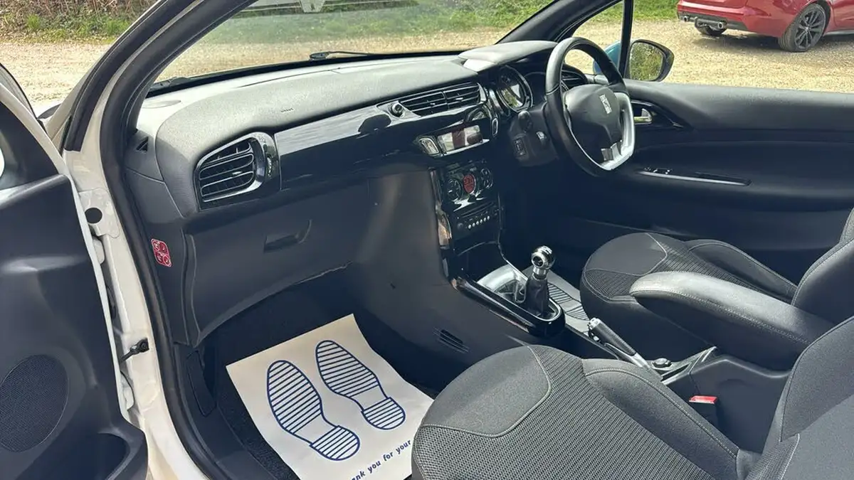 2015-citroen-ds3-12-dstyle-plus-big-25