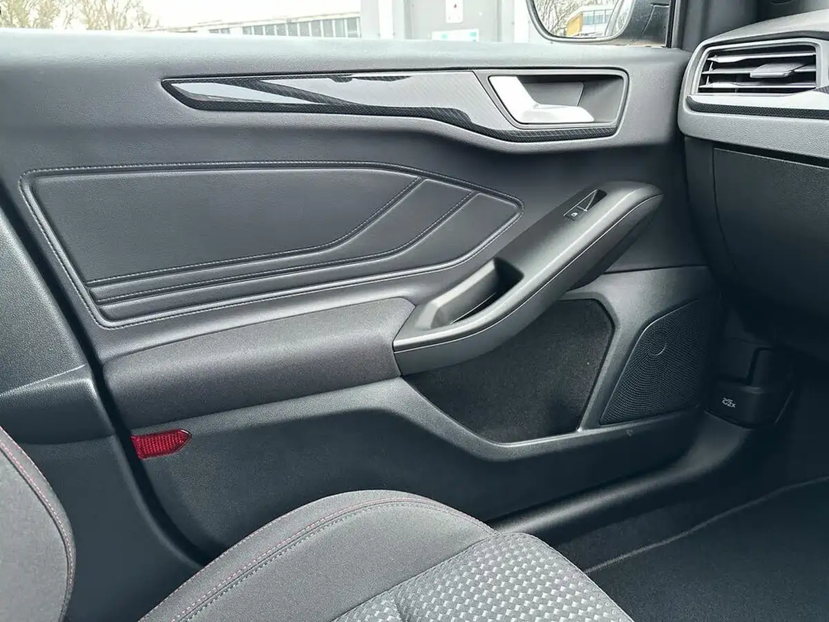 2025-ford-focus-10t-st-line-125ps-hatchback-big-33