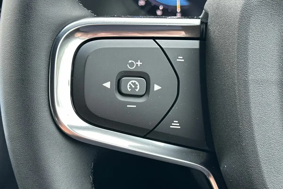 2024-volvo-xc40-20-b3-plus-big-10