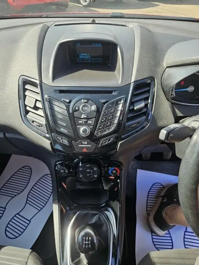 2015-ford-fiesta-125-zetec-5d-big-16
