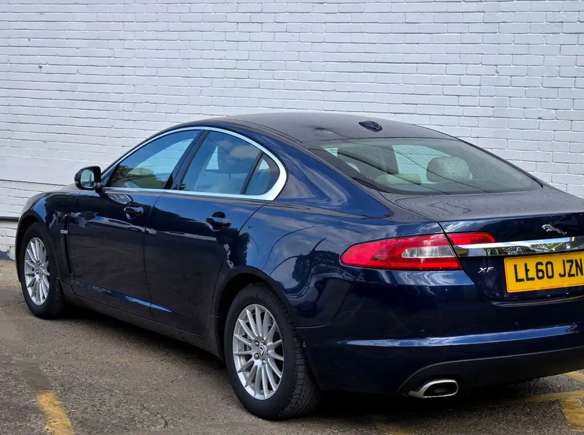 2010-jaguar-xf-30-luxury-big-35