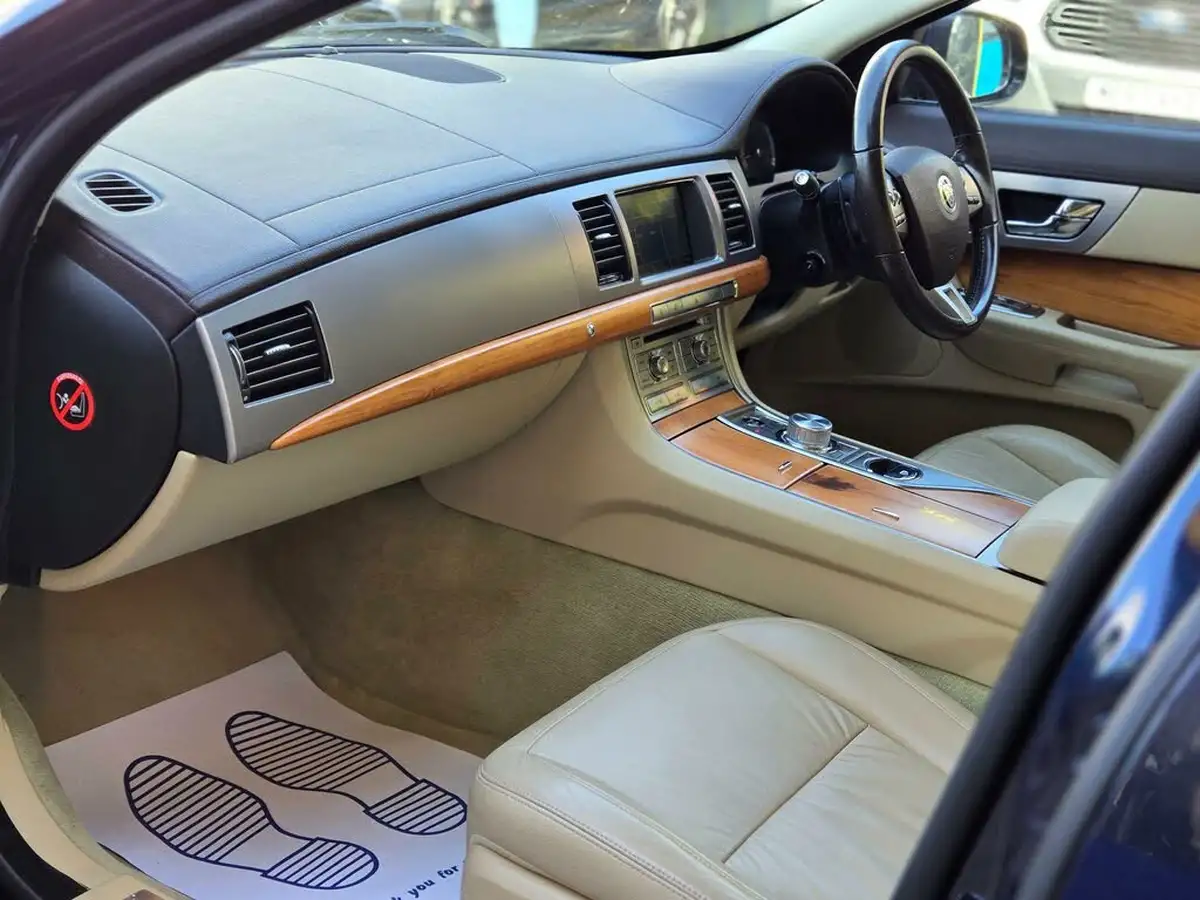 2010-jaguar-xf-30-luxury-big-11