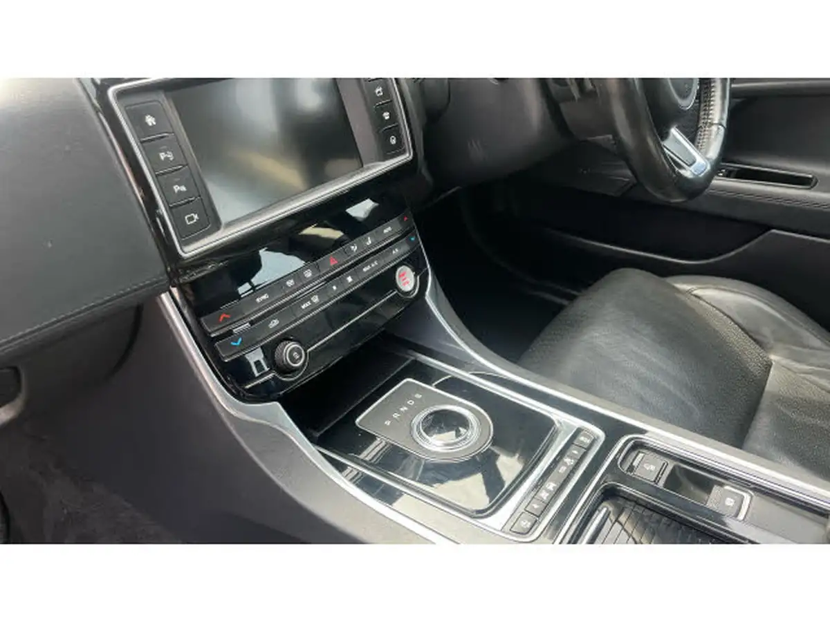 2017-jaguar-xe-20d-portfolio-180ps-ss-1999cc-auto-big-12