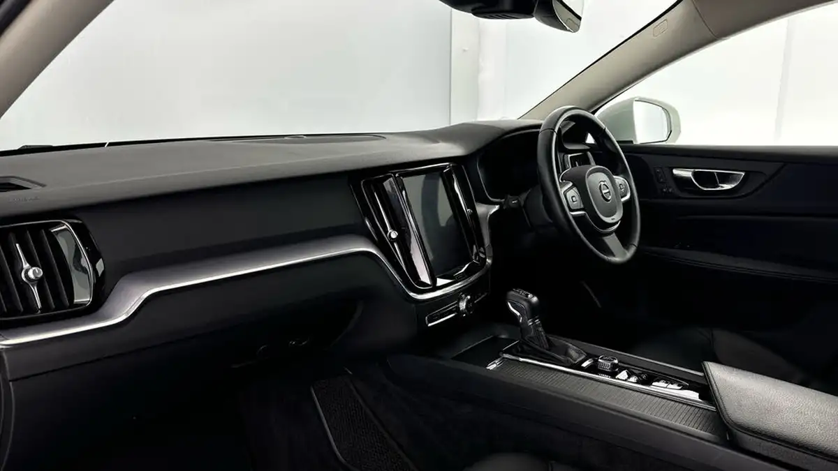 2020-volvo-v60-20-t4-momentum-plus-big-8