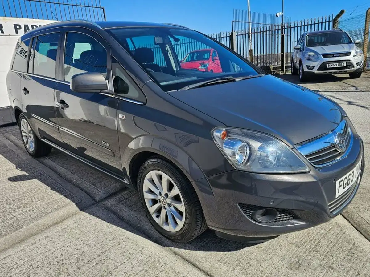 2013-vauxhall-zafira-18-design-140ps-big-9