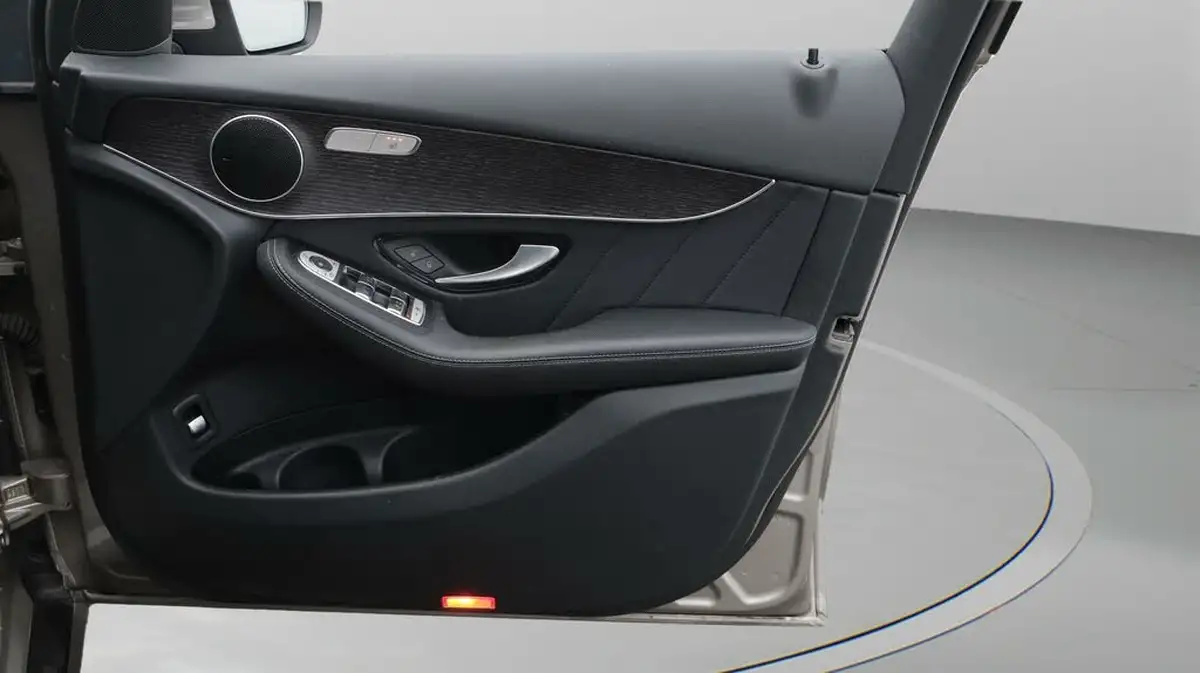 2021-mercedes-benz-glc-class-20d-glc220d-amg-line-station-wagon-5d-1950cc-4matic-plus-big-15