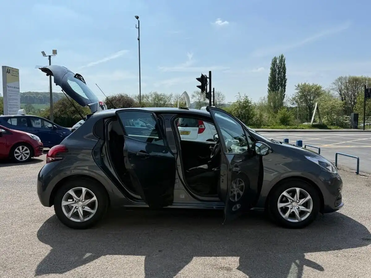 2017-peugeot-208-12-puretech-active-82bhp-5d-big-9