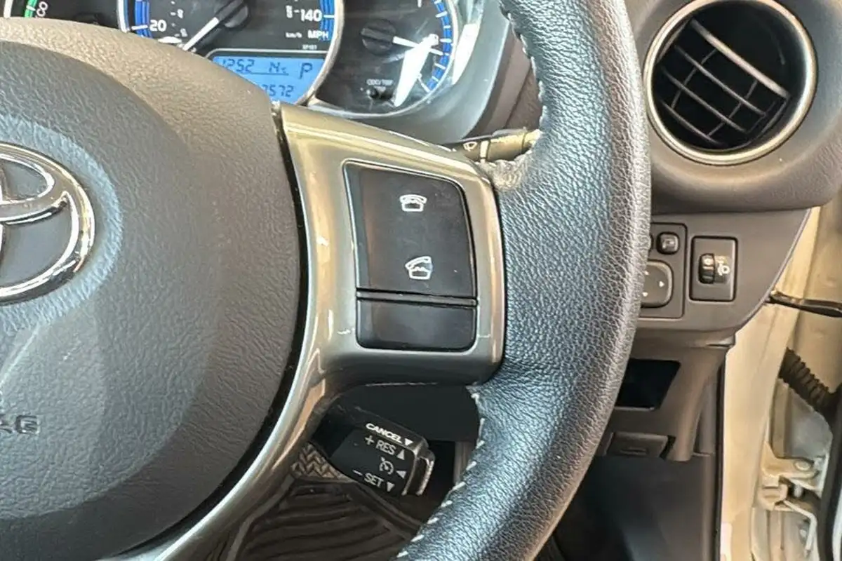 2014-toyota-yaris-15-vvt-i-excel-hybrid-big-19