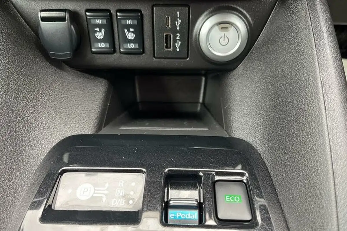 2024-nissan-leaf-e-tekna-39kwh-big-29