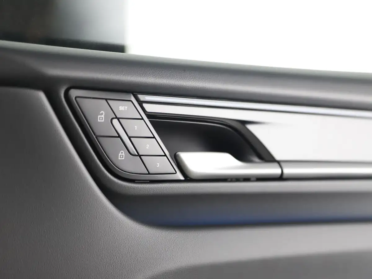 2025-porsche-macan-e-electric-big-32