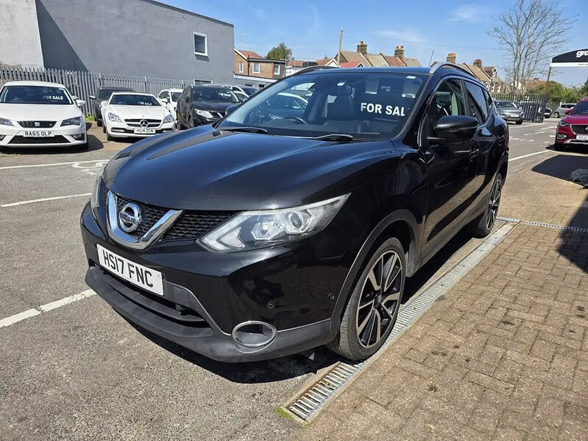 2017-nissan-qashqai-12-dig-t-tekna-big-2