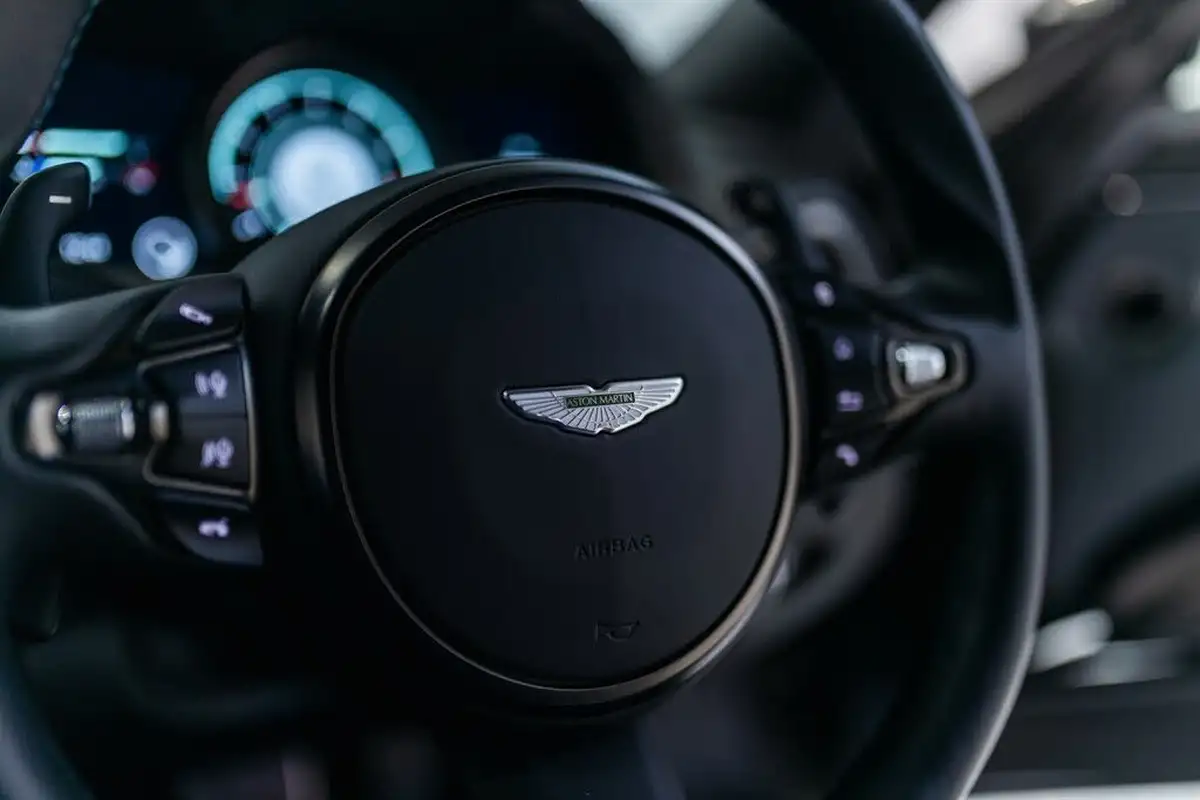2017-aston-martin-db11-52-v12-big-23