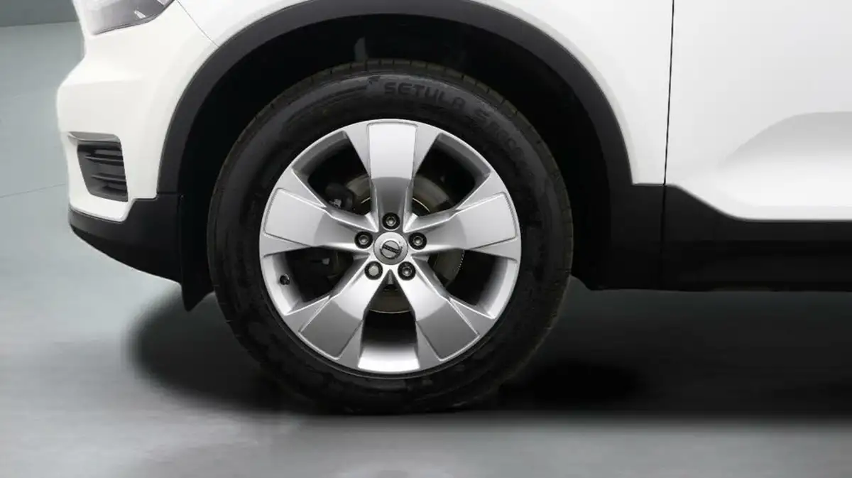 2020-volvo-xc40-20td-d3-momentum-geartronic-big-17