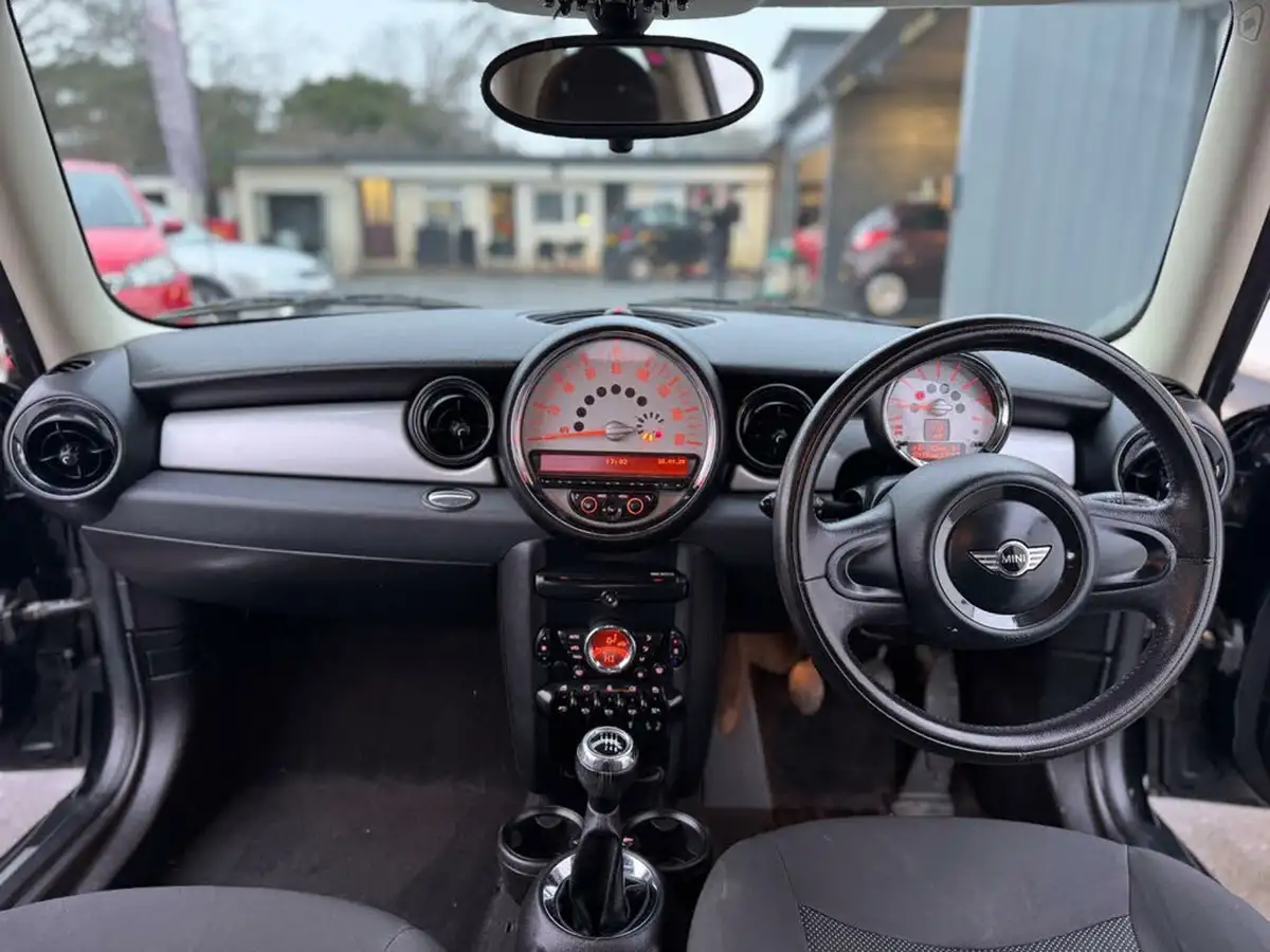 2011-mini-cooper-16-one-98bhp-hatchback-3d-big-8