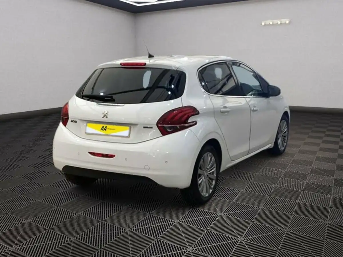 2016-peugeot-208-12-puretech-allure-82bhp-5d-big-3