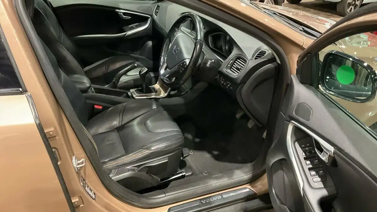 2014-volvo-v40-16td-d2-cross-country-lux-big-14