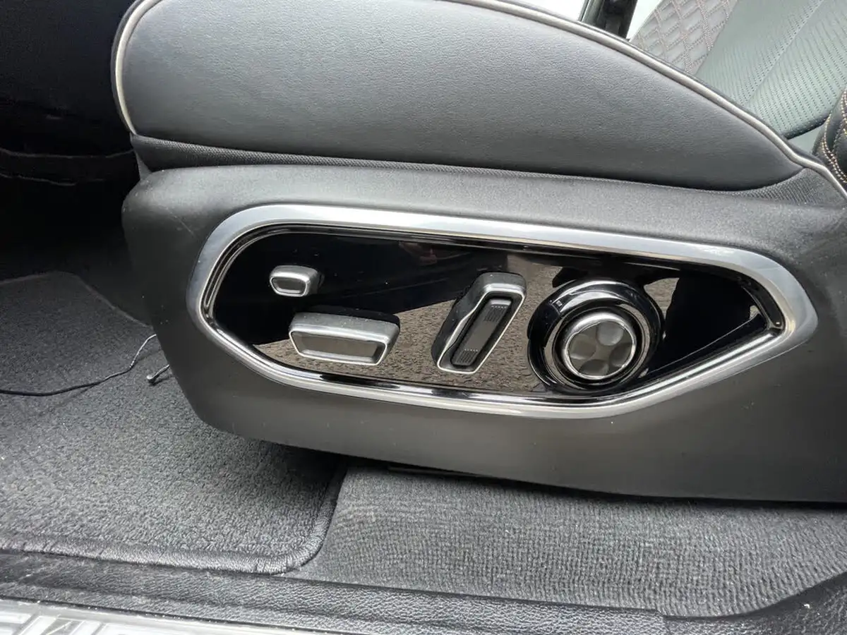 2023-jeep-grand-cherokee-20-gme-summit-reserve-big-24