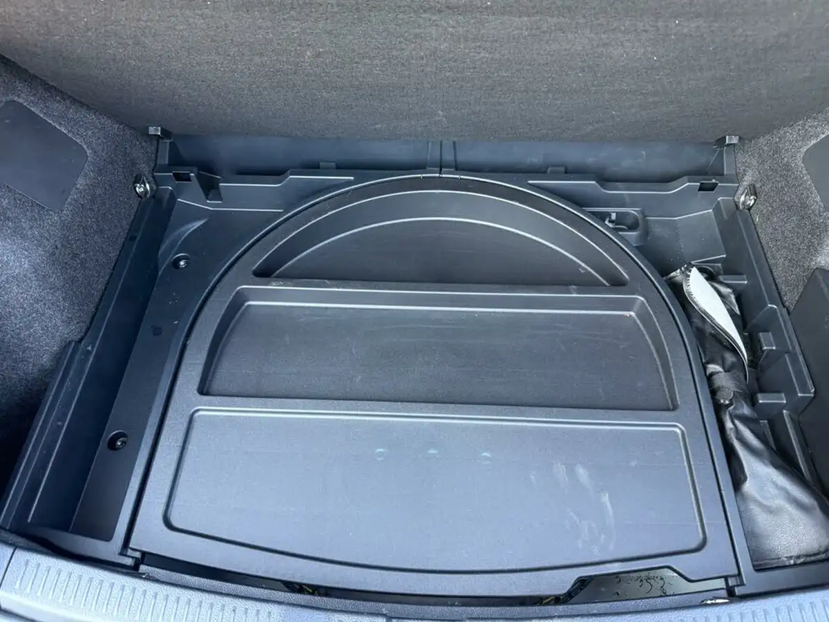 2016-toyota-auris-big-16