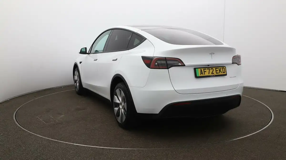 2022-tesla-model-y-e-long-range-big-60