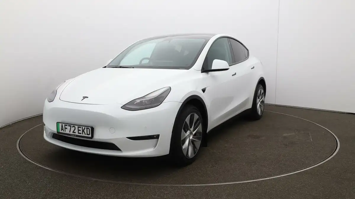 2022-tesla-model-y-e-long-range-big-36