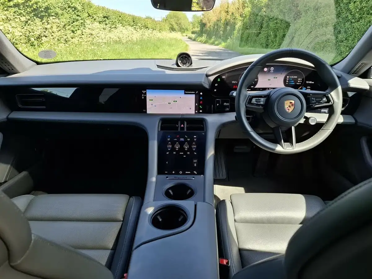 2021-porsche-taycan-e-4-cross-turismo-big-9