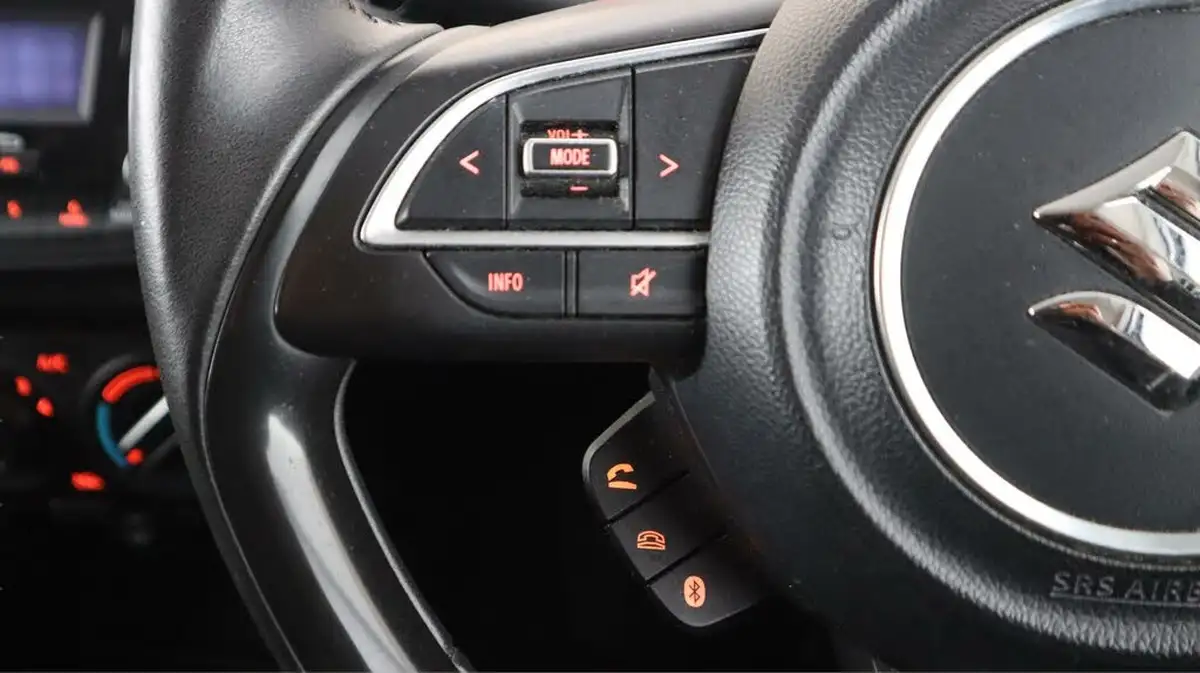 2019-suzuki-swift-12-dualjet-attitude-big-22