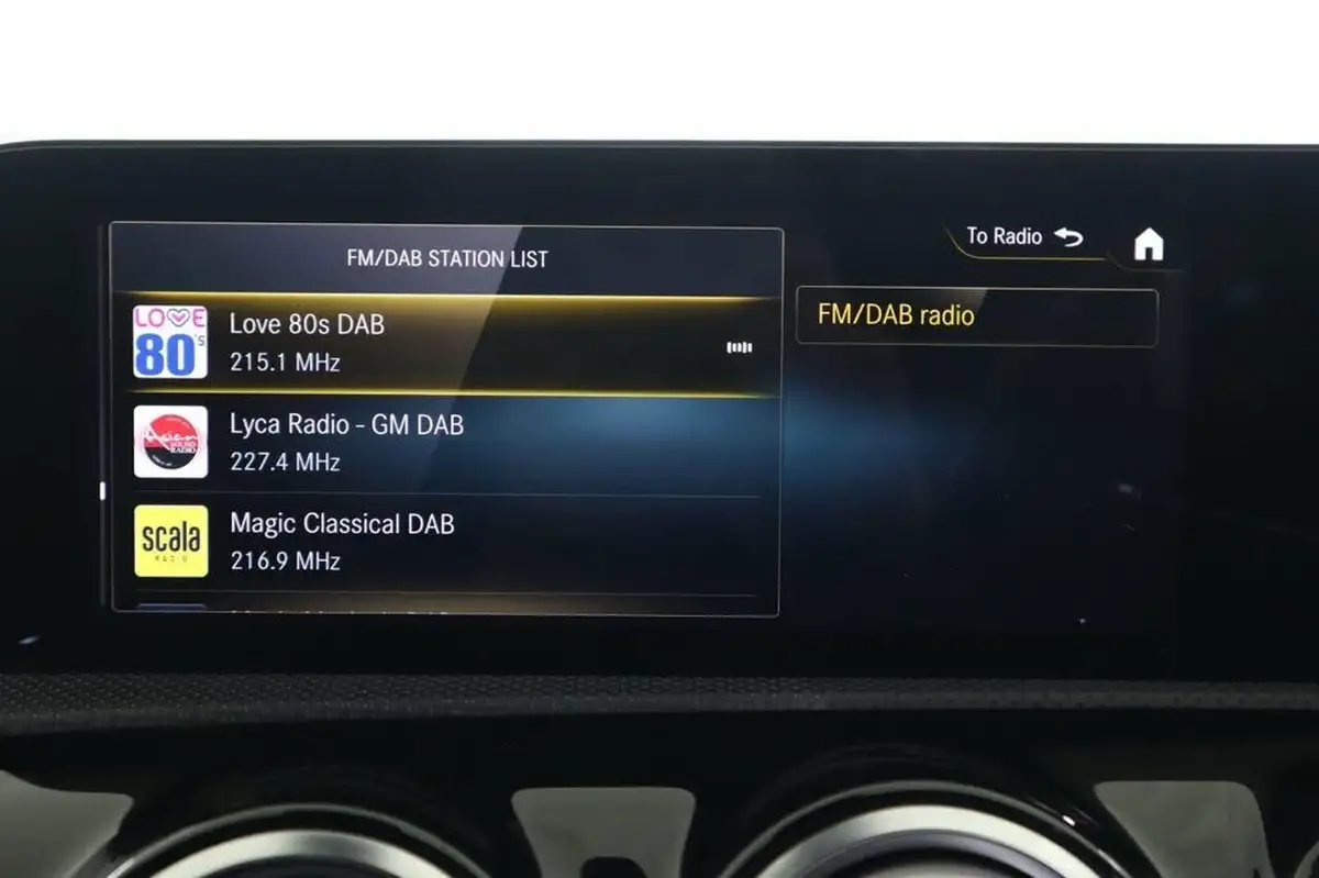 2023-mercedes-benz-cla-13-cla-200-amg-line-shooting-brake-5d-big-36